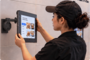 Medewerkster Haalt Tablet In Safe Case Van De Houder